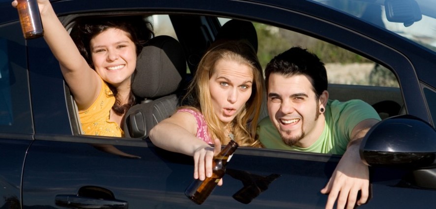 Tomar bebidas alcohólicas en carro