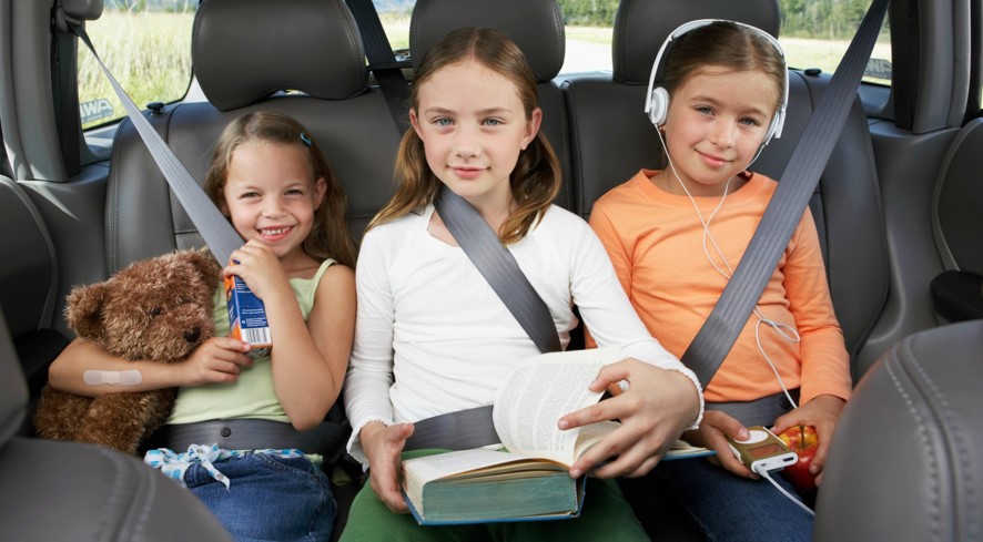 3 niñas en auto con cinturón de seguridad