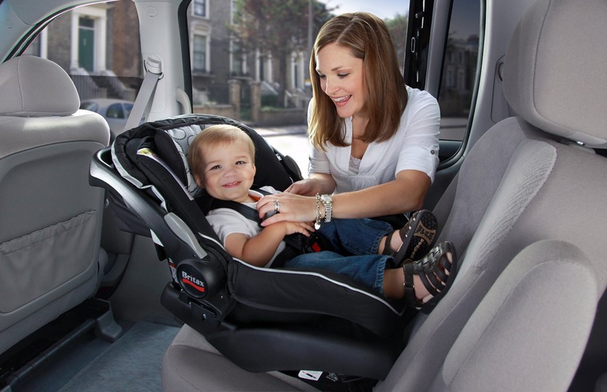 Madre y bebé en silla para auto