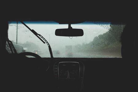Consejos para conducir bajo la lluvia o mal tiempo